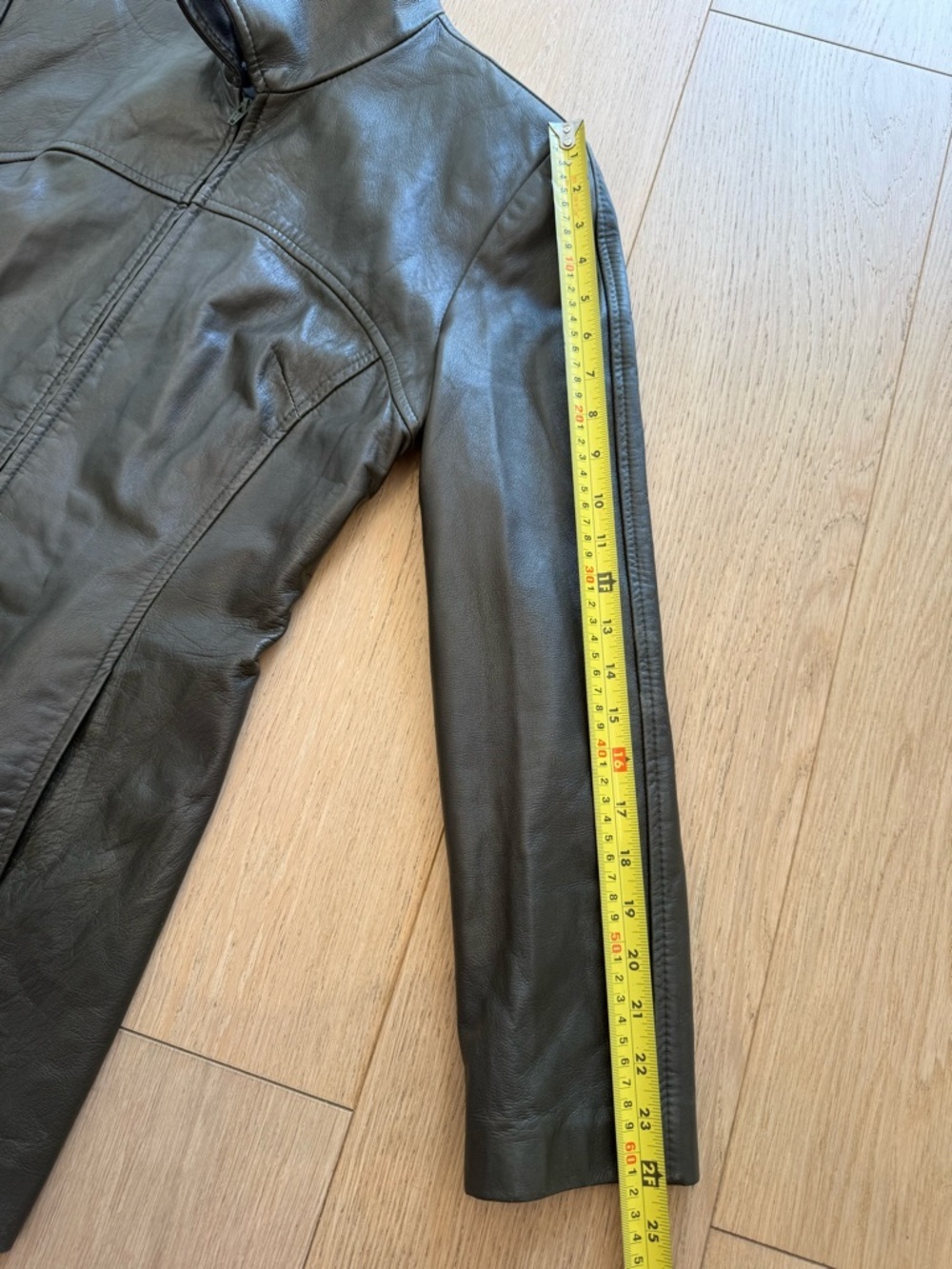 Danier Vintage Genuine Leather Jacket | Made in Canada | Tailored Feminine Fit - Picture 11 of 11